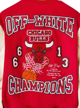Carregar imagem no visualizador da galeria, Jaqueta college Off-White™ c/o Chicago Bulls