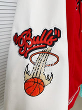 Carregar imagem no visualizador da galeria, Jaqueta college Off-White™ c/o Chicago Bulls