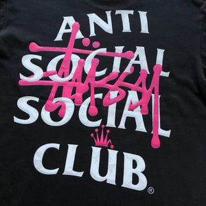 Camiseta AntiSocial x Stussy